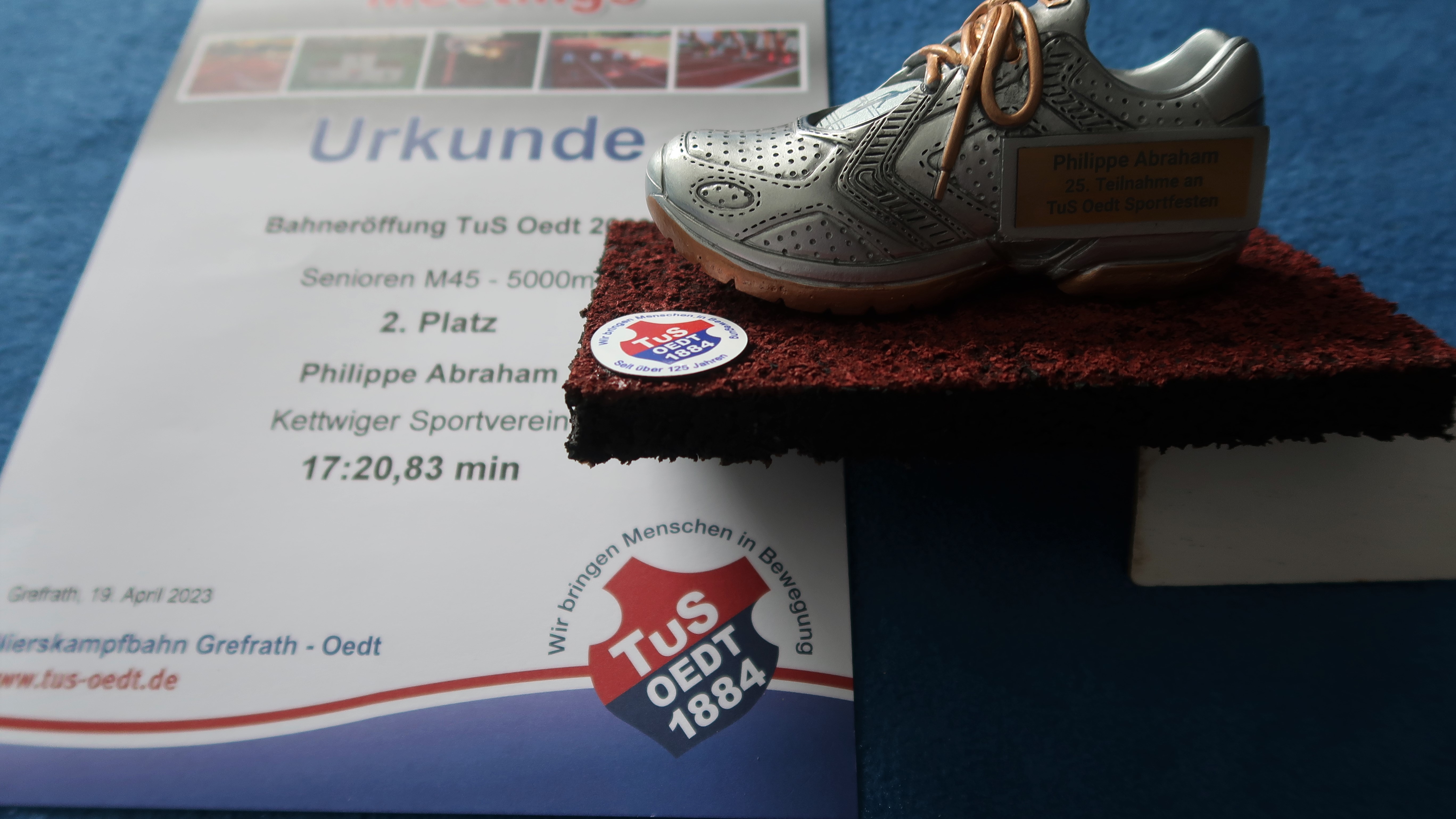 Urkunde und Jubiläumsgeschenk